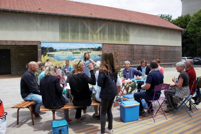 faire une pause sur la terrasse d'été de la Maison de Loire du Cher